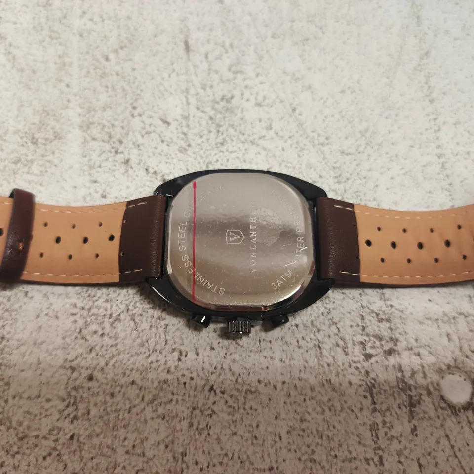 UNBRANDED WRISTWATCH WITH GREEN DIAL AND BROWN LEATHER STRAP – PRESENTATION BOX