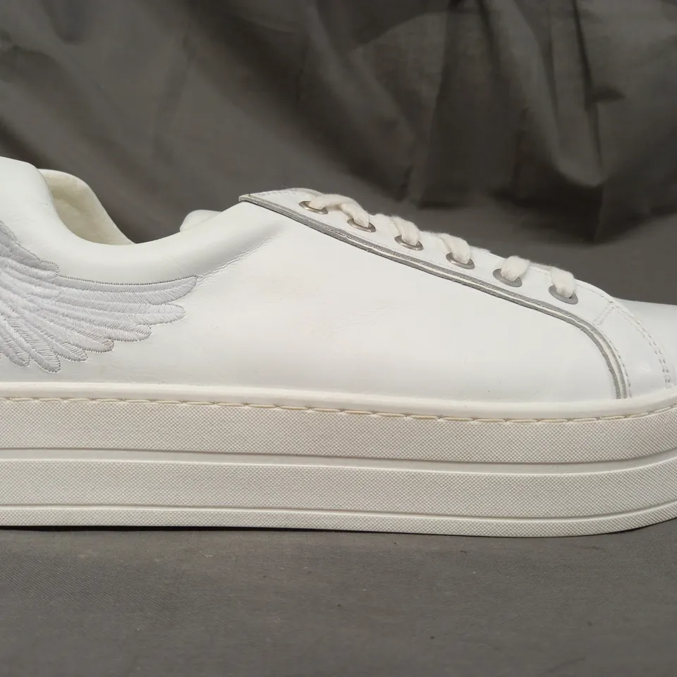 PAIR OF MARTE SHOES IN WHITE W. WING DETAIL EU SIZE 40