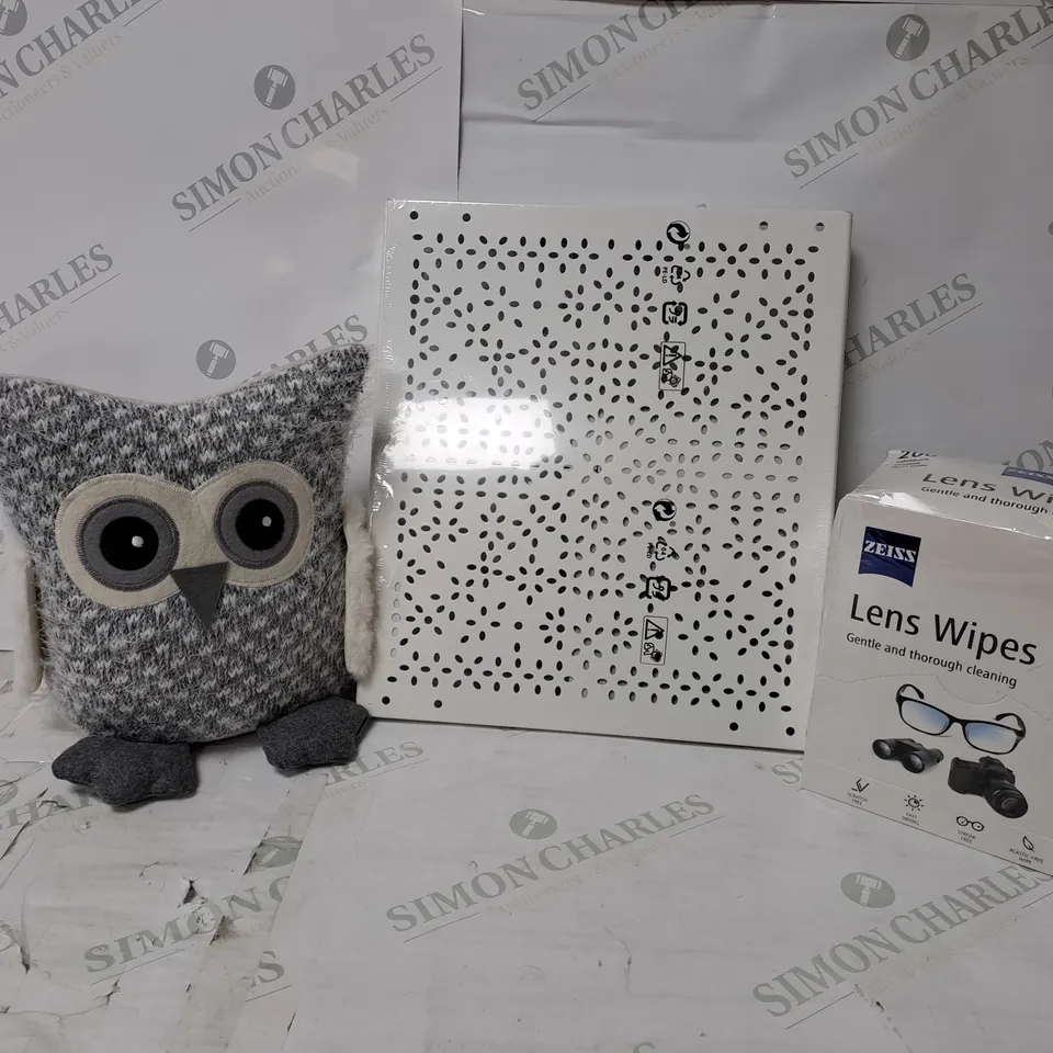 APPROXIMATELY 15 ASSORTED ITEMS TO INLCUDE IKEA VARIERA SHELF, ZEISS LENS WIPES, NOVELTY OWL DOOR STOP, OVERSIZED HOODIE 
