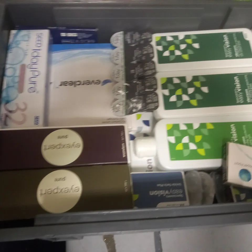 LOT OF ASSORTED EYE CARE ITEMS TO INCLUDE SPECSAVERS, ACUVUE AND BAUSCH & LOMB