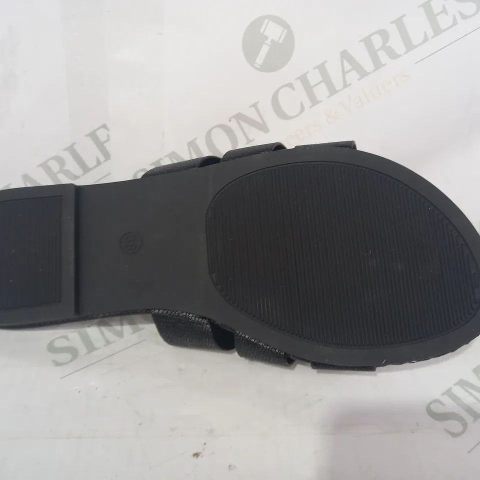 PAIR OF DESIGNER OPEN TOE FLAT SANDALS IN BLACK EU SIZE 38
