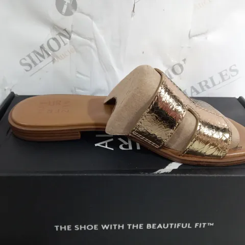 BOXED PAIR NATURALIZER GOLD SANDALS SIZE 6