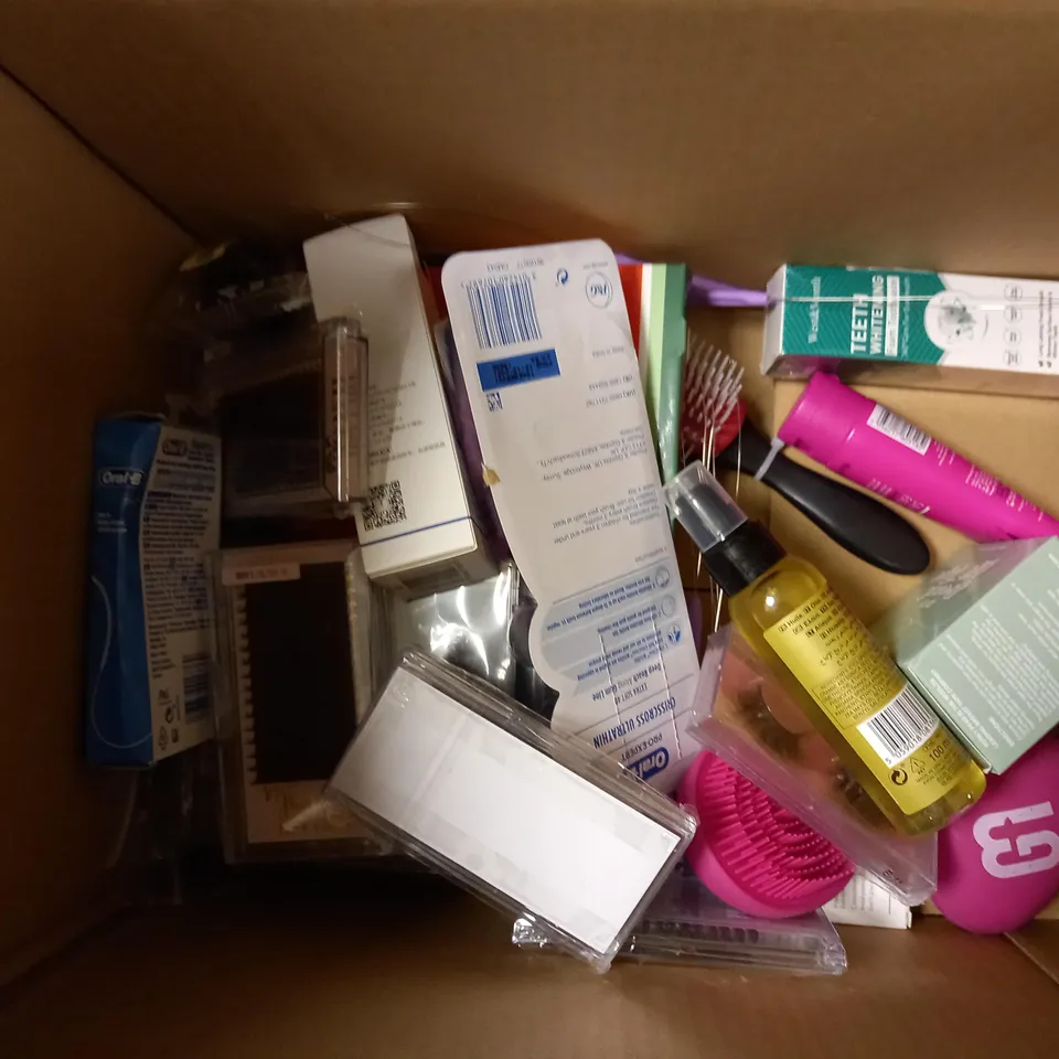 BOX OF APPROX 20 COSMETIC ITEMS TO INCLUDE BOOTS CUCUMBER FACIAL SCRUB, SKINZ CHEST PATCH, FALSE NAIL SETS