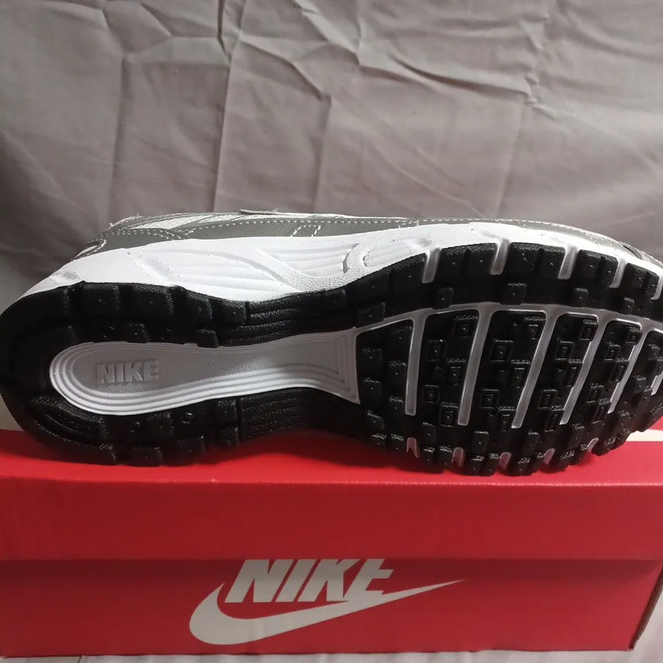 BOXED PAIR OF KIDS NIKE P-6000 TRAINERS - UK SIZE 4.5