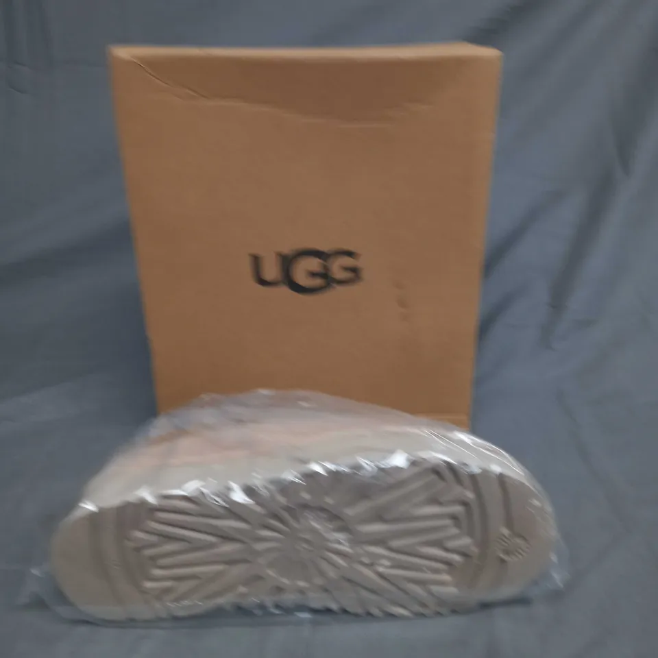BOXED PAIR OF UGG WDAKOTA UK 7 BROWN 