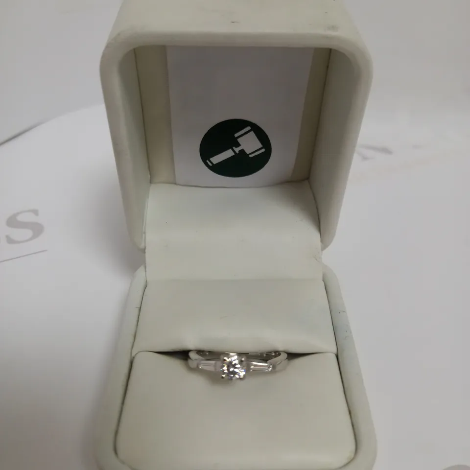 DESIGNER PLATINUM RING SET WITH A DIAMOND, WITH A BAGUETTE TO EACH SHOULDER, +-0.50CT