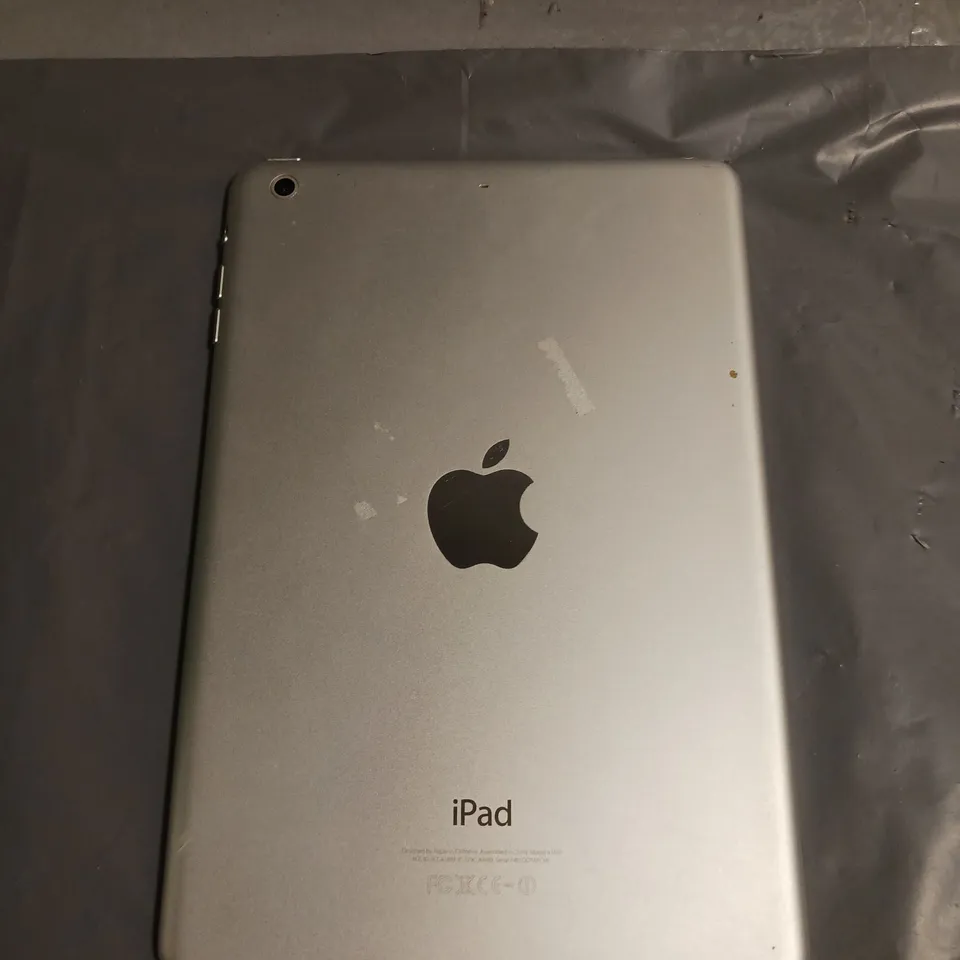 APPLE IPAD MINI 2 TABLET IN WHITE/SILVER