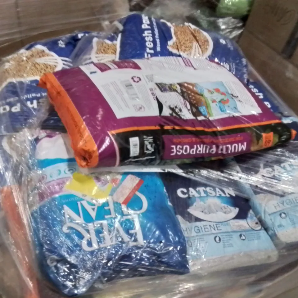 PALLET CONTAINING LARGE QUANTITY OF DOG BISCUIT AND CAT LITTER 