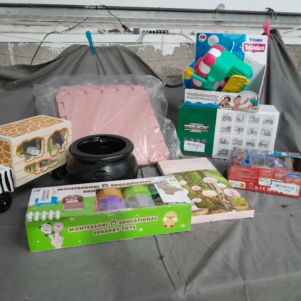 10ASSORTED ITEMS TO INCLUDE: SENSORY TOYS, COULDRON, TOOMIES FOAM FACTORY, SIDERMAN POWER CONSOLE ETC 