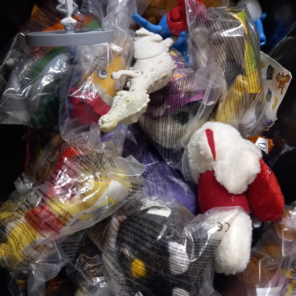APPROX 25 ASSORTED MCDONALDS TOYS TO INCLUDE SMURF, SURFING PENGUIN, BUGS BUNNY, ETC
