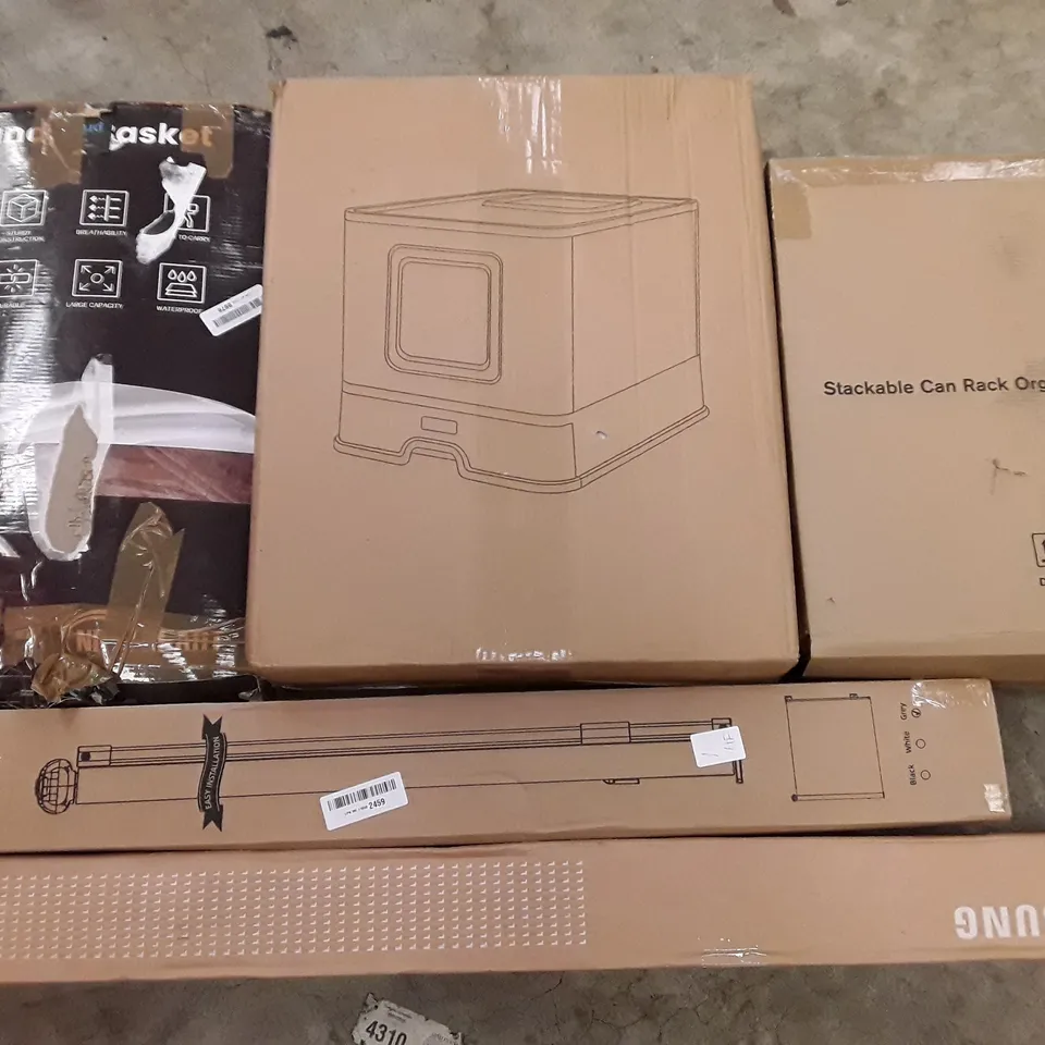 PALLET OF ASSORTED HOUSEHOLD ITEMS TO INCLUDE RETRACTABLE GATE, BROWN CHAIR AND FOLDING LITTER TRAY
