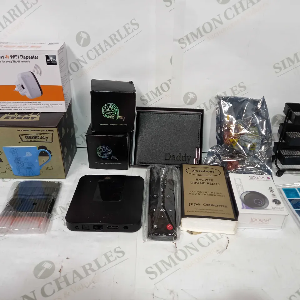 LOT TO CONTAIN APPROX 25 ASSORTED HOUSEHOLD PRODUCTS, INCLUDES REMOTE, TAPE MEASURES, MUG, WIFI EXTENDER ETC 