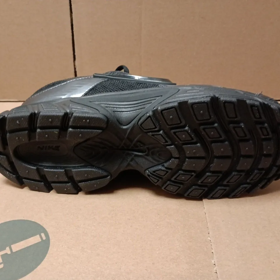 UNBOXED PAIR OF NIKE LACE TRAINERS IN BLACK - UK 6