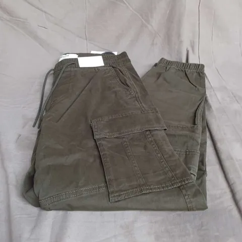 HOLLISTER CARGO JOGGER IN DARK GREEN SIZE S