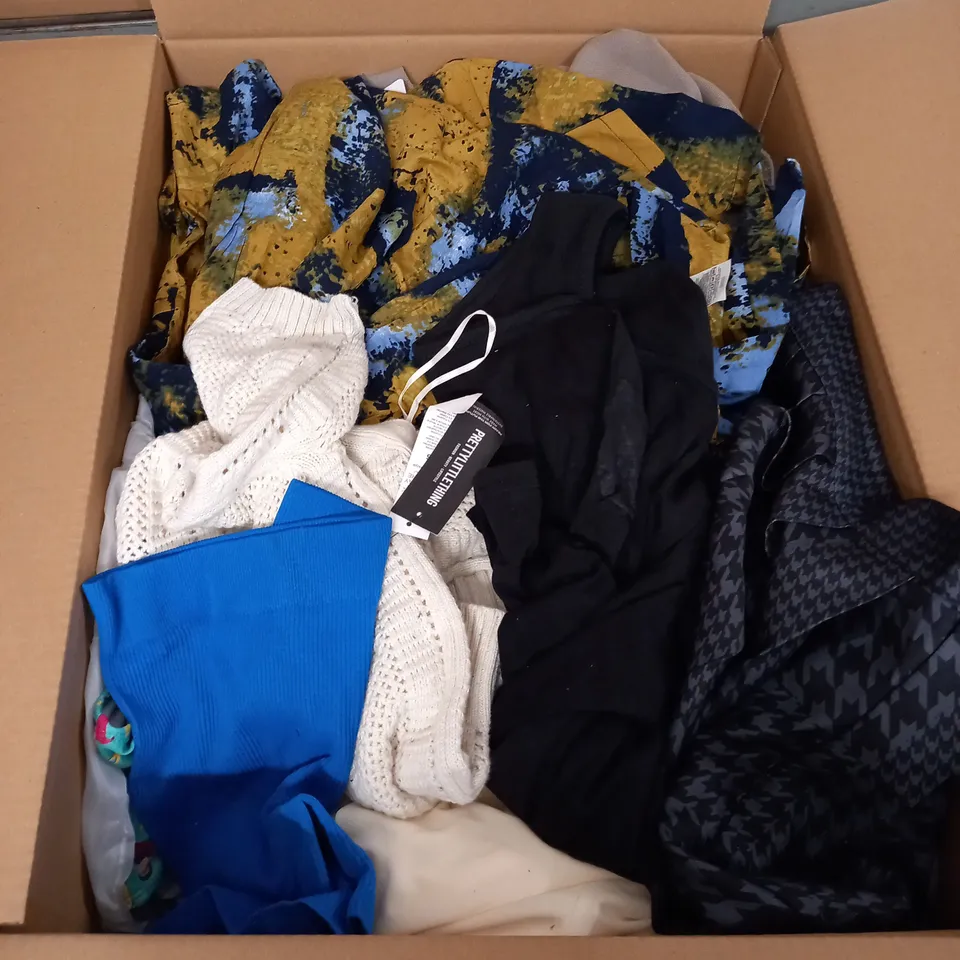 BOX OF APPROX 35 ASSORTED CLOTHING ITEMS TO INCLUDE - DRESSES, T-SHIRTS AND TROUSERS