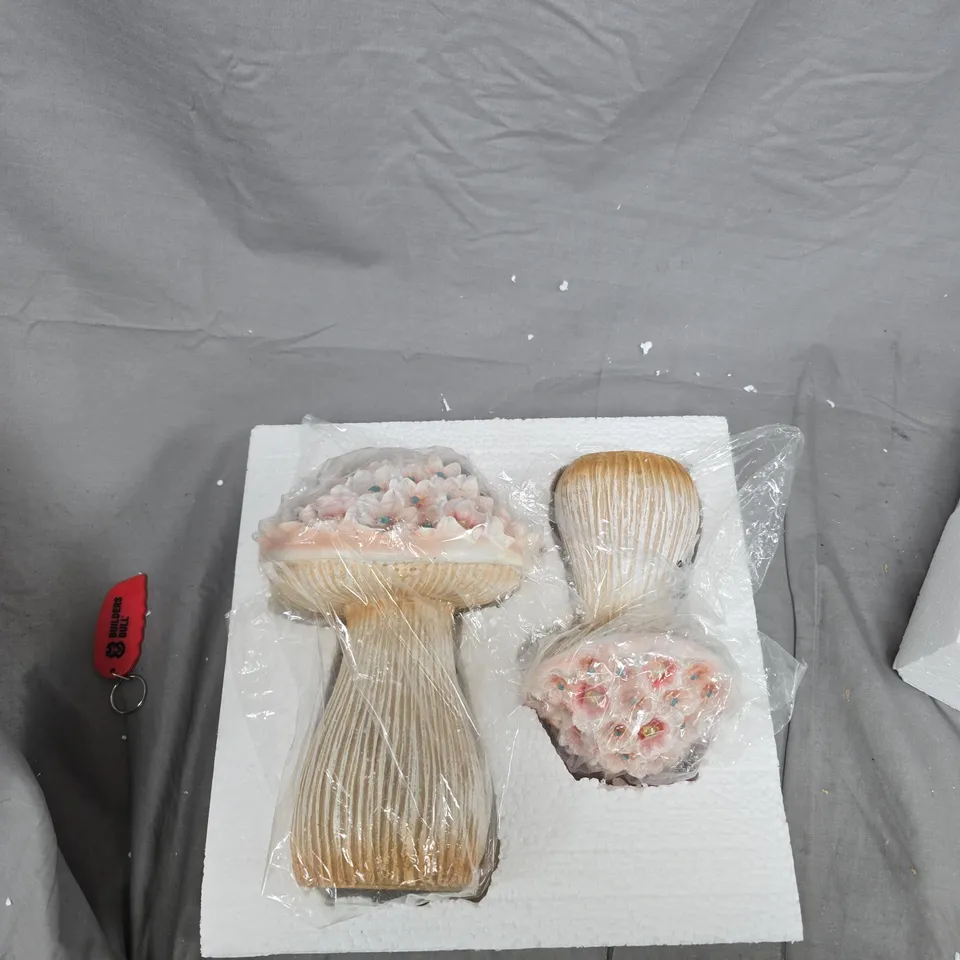 GARDEN REFLECTIONS SET OF 2 LARGE AND SMALL SOLAR TOADSTOOLS