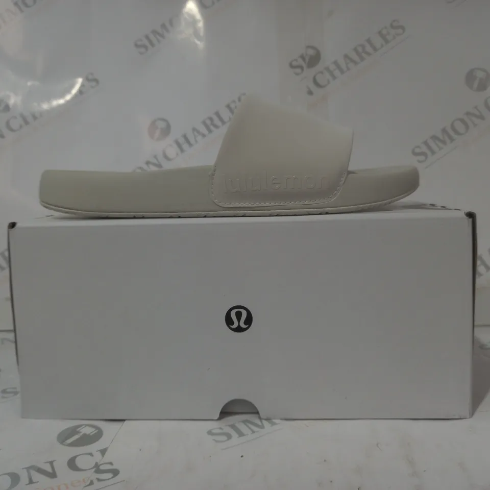 BOXED PAIR OF LULULEMON SLIDERS IN WHITE UK SIZE 4.5