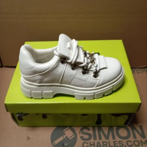 BOXED PAIR OF KOI KIDS LIL RIMO CORE WHITE TRAINERS - UK KIDS 13