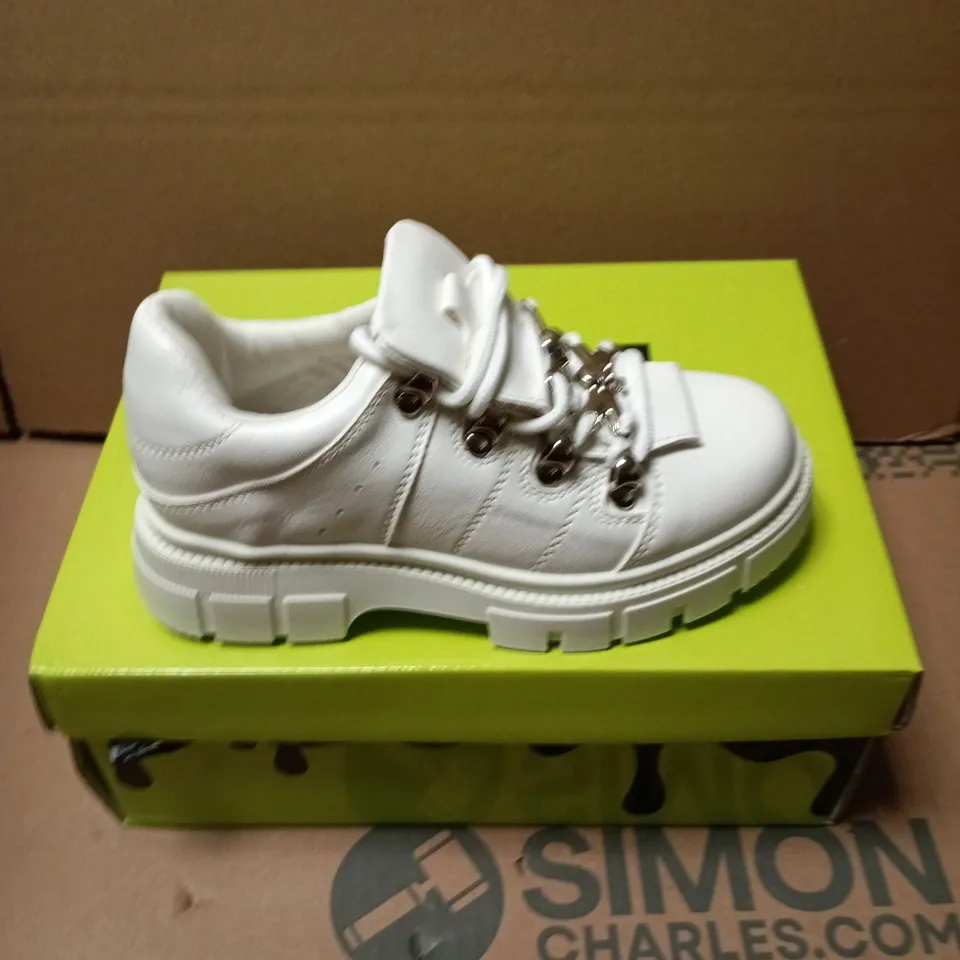 BOXED PAIR OF KOI KIDS LIL RIMO CORE WHITE TRAINERS - UK KIDS 13