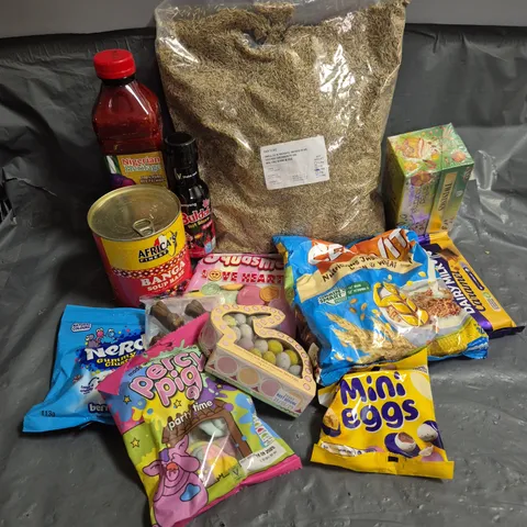 APPROXIMATELY 15 ASSORTED FOOD AND DRINK PRODUCTS TO INCLUDE - BULDAK HOT SAUCE - BANGA SOUP BASE - TWININGS SALTED CARAMEL GREEN TEA - ETC - COLLECTION ONLY