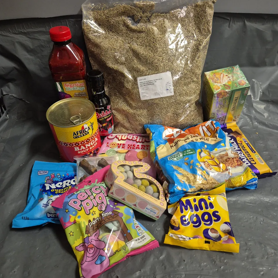 APPROXIMATELY 15 ASSORTED FOOD AND DRINK PRODUCTS TO INCLUDE - BULDAK HOT SAUCE - BANGA SOUP BASE - TWININGS SALTED CARAMEL GREEN TEA - ETC - COLLECTION ONLY