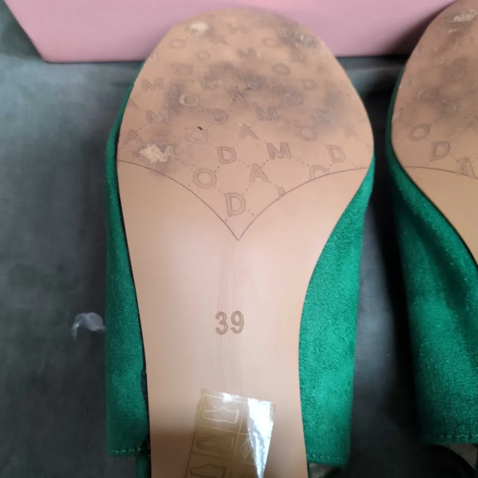 MODA IN PELLE GREEN SUEDE ANKLE-STRAP SANDALS WITH PEARL-EMBOSSED BLOCK HEEL, UK 6 (EU 39)