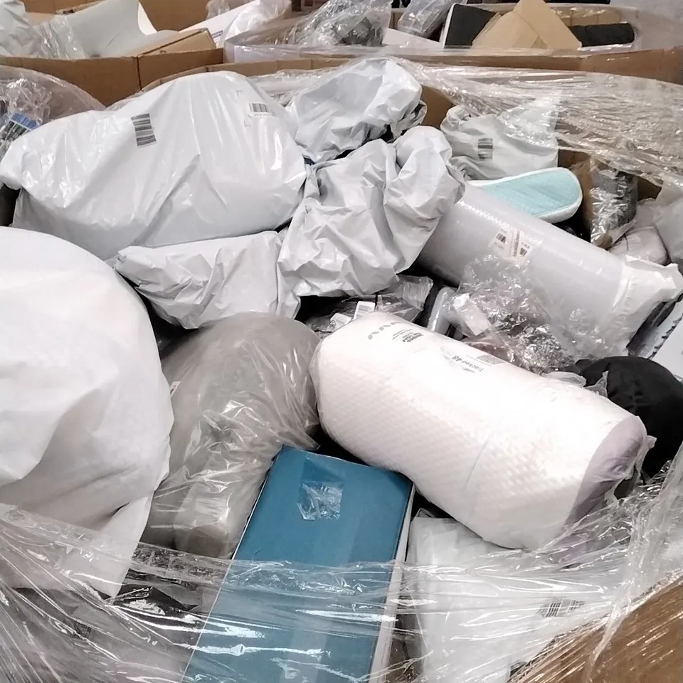 PALLET TO CONTAIN A LARGE ASSORTMENT OF PILLOWS AND CUSHIONS // BRANDS MAY VARY
