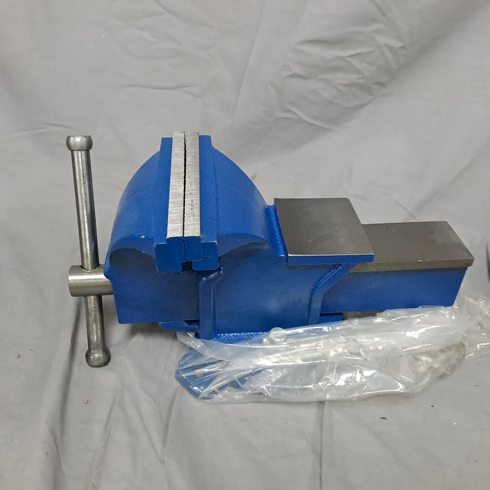 BLUE BENCH VISE WITH STEEL JAWS