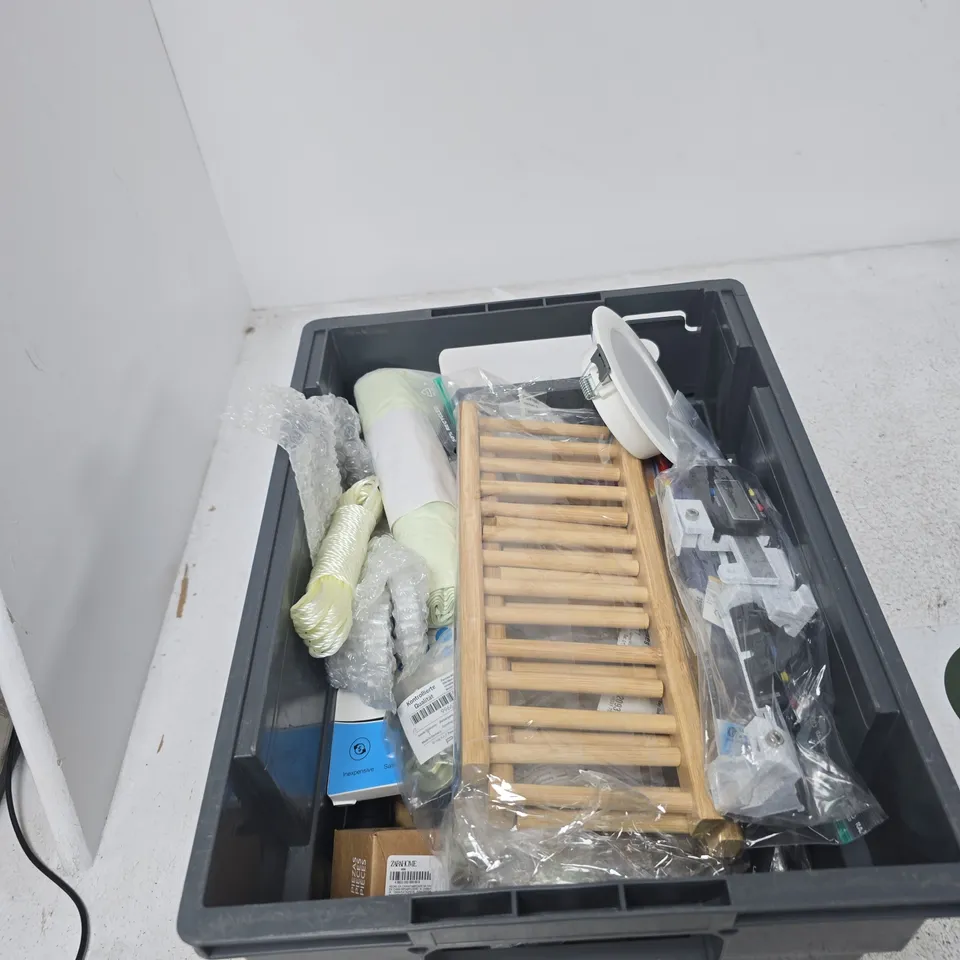 TOTE OF APPROXIMATELY 12 ASSORTED ITEMS TO INCLUDE: NATURAL SLATE