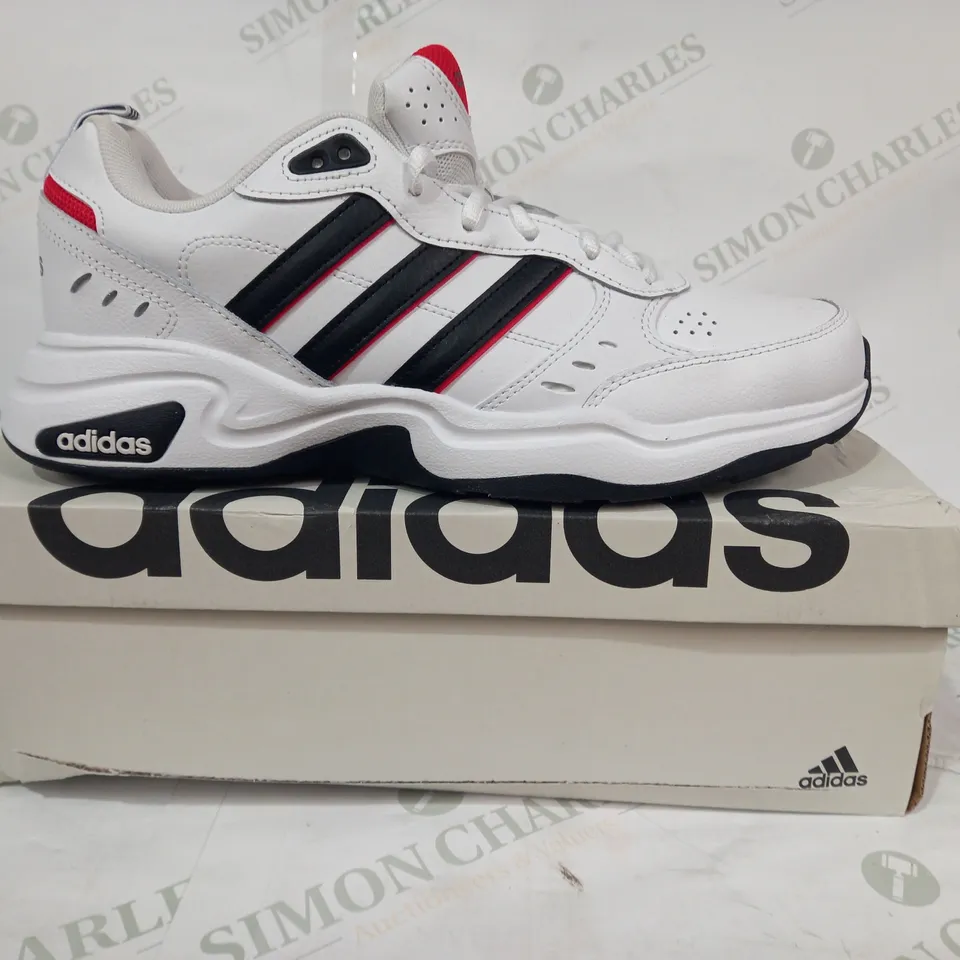 BOXED PAIR OF ADIDAS STRUTTER TRAINERS IN WHITE/BLACKRED UK SIZE 10.5