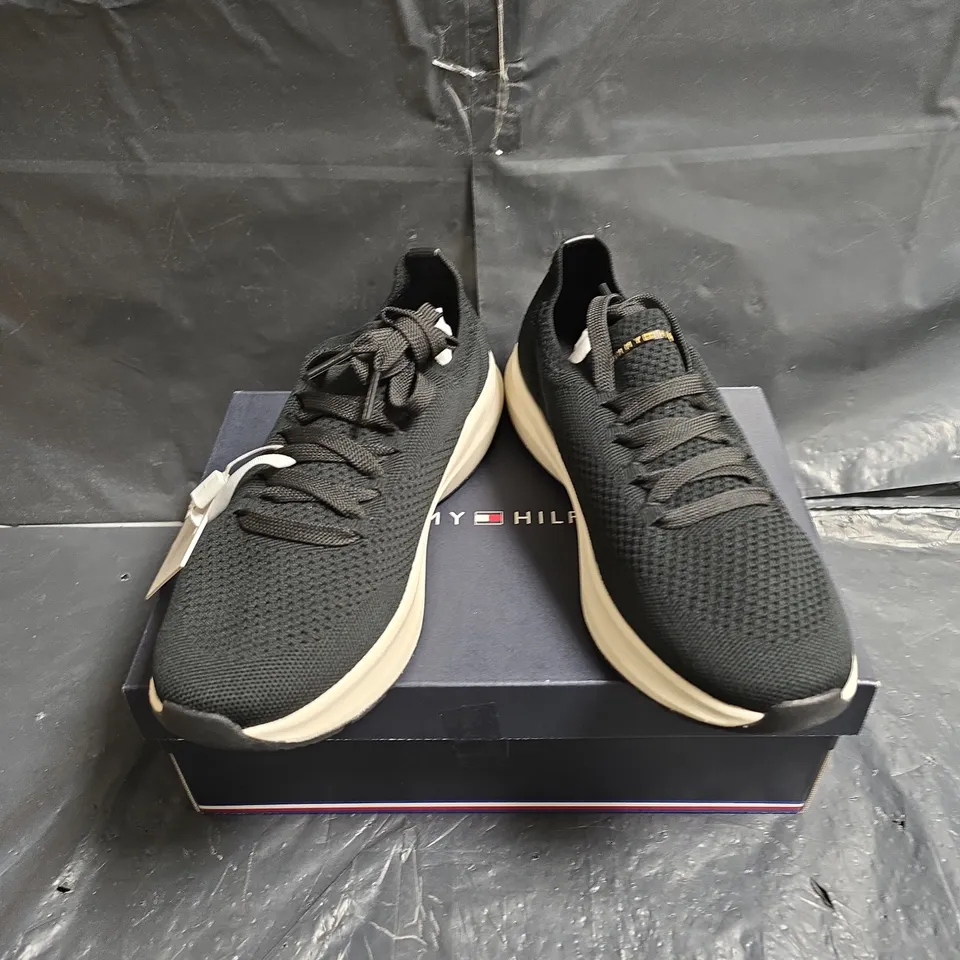 BOXED PAIR OF TOMMY HILFIGER TH KNIT RUNNER SNEAKERS – BLACK, SIZE UK 6.5