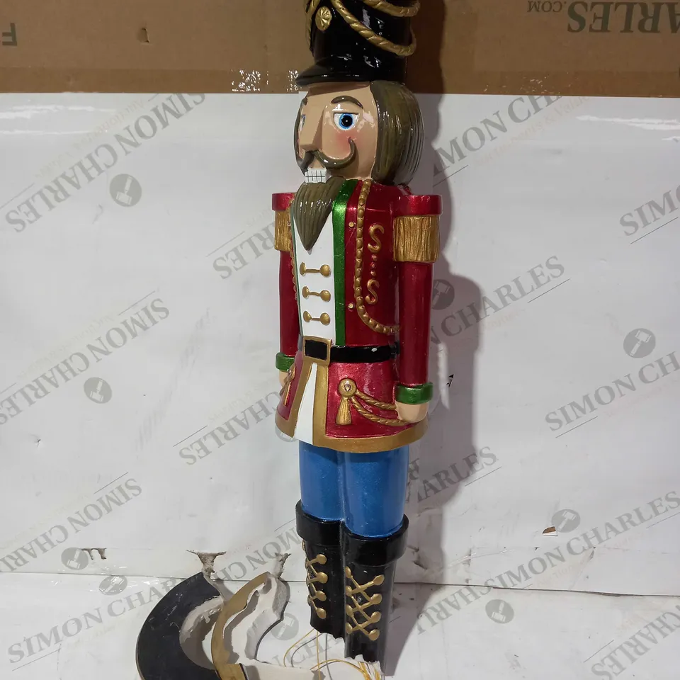 OUTLET FESTIVE TRADITIONAL PRE-LIT NUTCRACKER