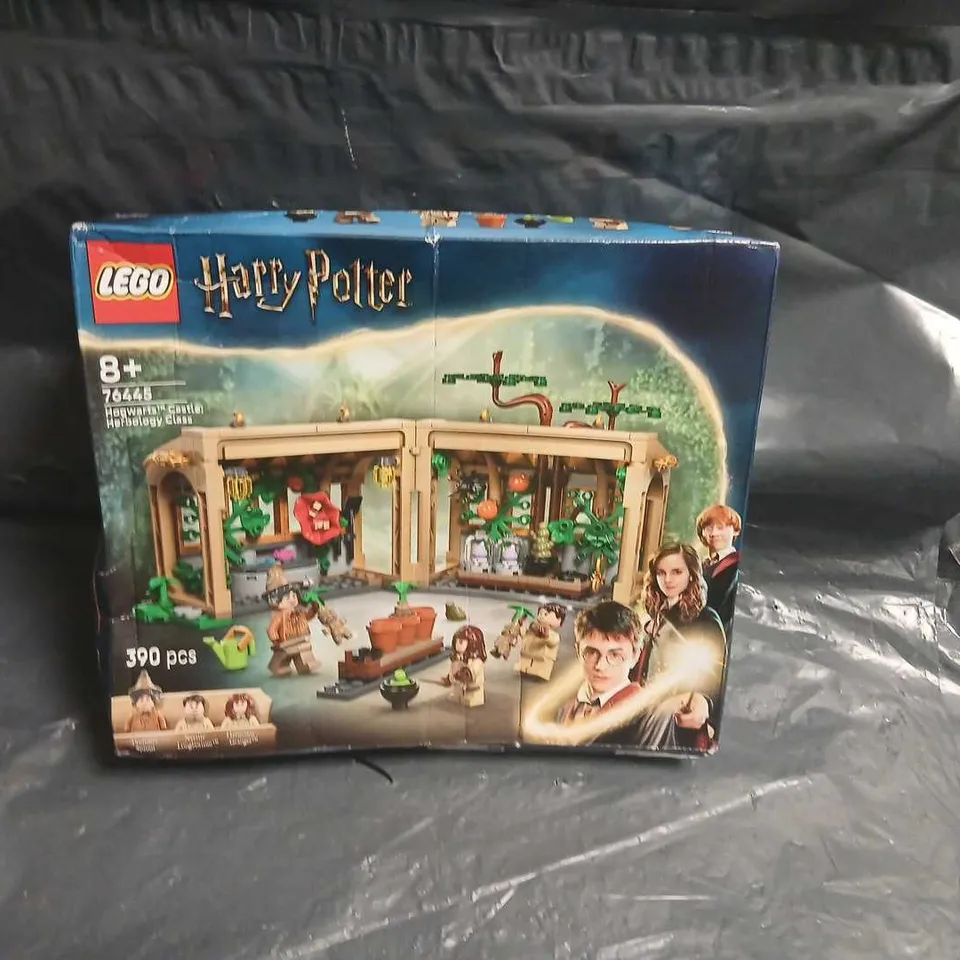 BOXED LEGO HARRY POTTER 76445 HOGWARTS CASTLE HERBOLOGY CLASS