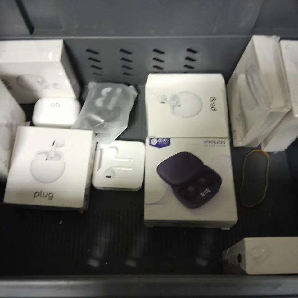 LOT OF APPROXIMATELY 22 ASSORTED AUDIO ITEMS TO INCLUDE AIRPOD PRO CASES AND PLUG EARPHONES