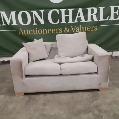QUALITY DESIGNER 2 SEATER GREY FABRIC UPHOLSTERED SOFA (CUSHION MISSING)