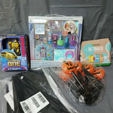 APPROXIMATELY 5 ASSORTED HOUSEHOLD PRODUCTS TO INCLUDE GARNIER BEAUTY SET, TRANSFORMERS TOY, PUMPKIN STAKE DECORATIONS ETC 