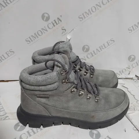 BOXED SKECHERS SYNERGY WARM TECH BOOTS, GREY - SIZE 5