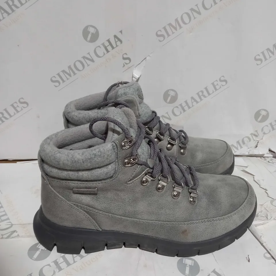 BOXED SKECHERS SYNERGY WARM TECH BOOTS, GREY - SIZE 5 