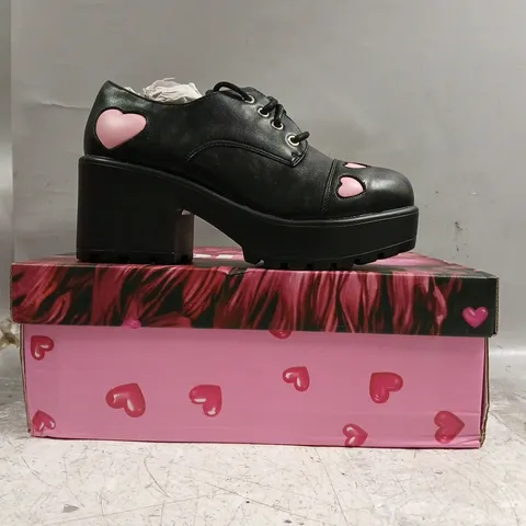 BOXED PAIR OF KOI SHOES IN BLACK W. PINK HEARTS SIZE UK 4