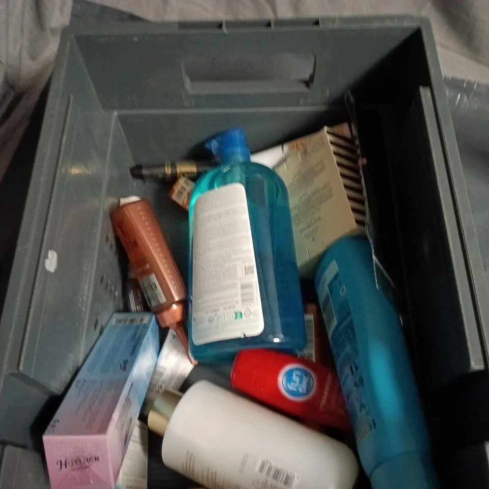 APPROXIMATEY 20 ASSORTED HEALTH AND BEAUTY PRODUCTS TO INCLUDE - DERMOL 600 BATH EMOLLIENT - ST TROPEZ GRADUAL TAN LOTION AND BIODERMA SHOWER GEL