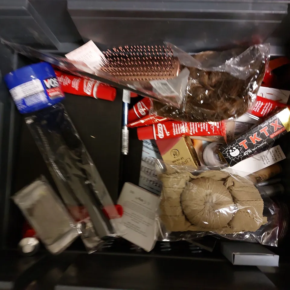 BOX OF APPROX 20 COSMETIC ITEMS TO INCLUDE VASELINE BODY OIL, HENNE COLOUR HENNA POWDER,COC BY CHLOE LASHES