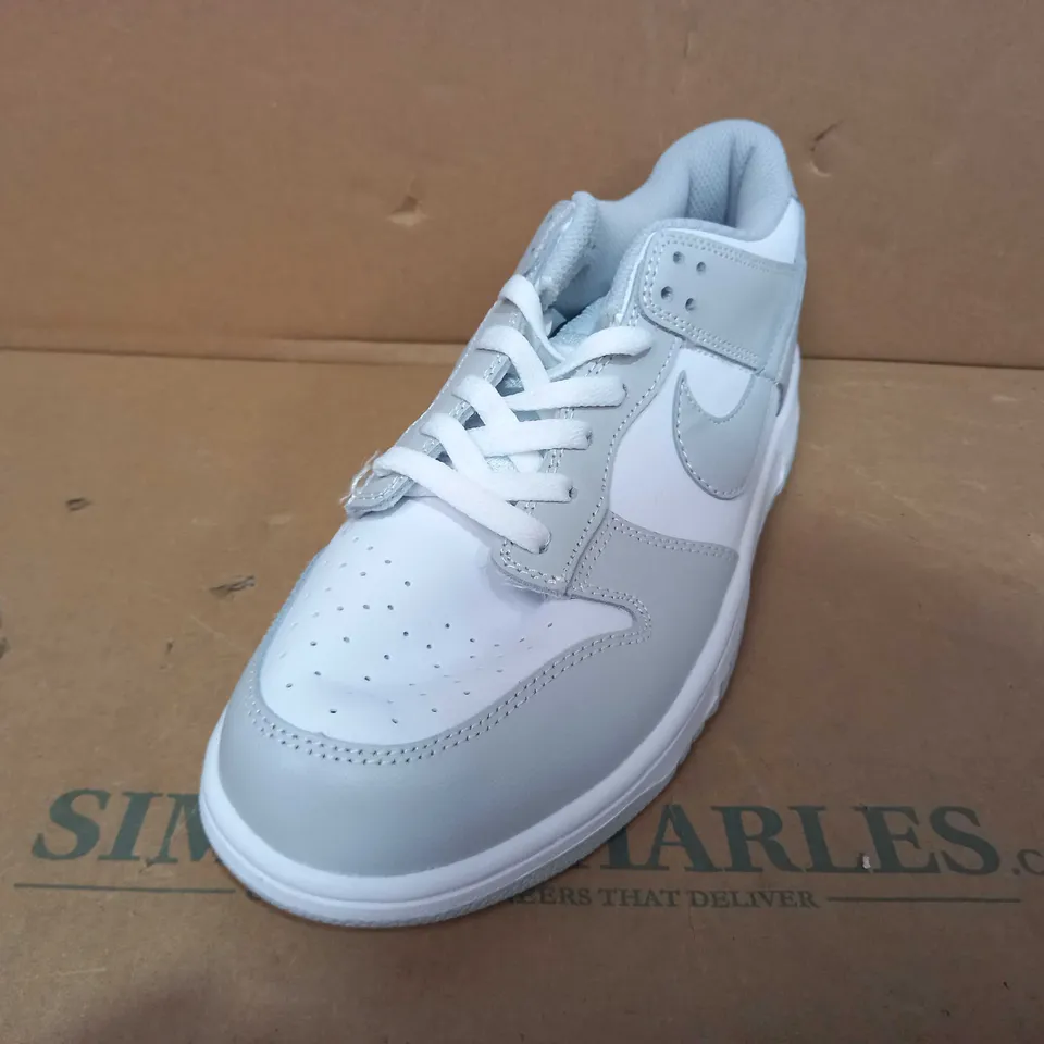 PAIR OF DESIGNER TRAINERS IN WHITE/GREY IN THE STYLE OF NIKE SIZE UNSPECIFIED