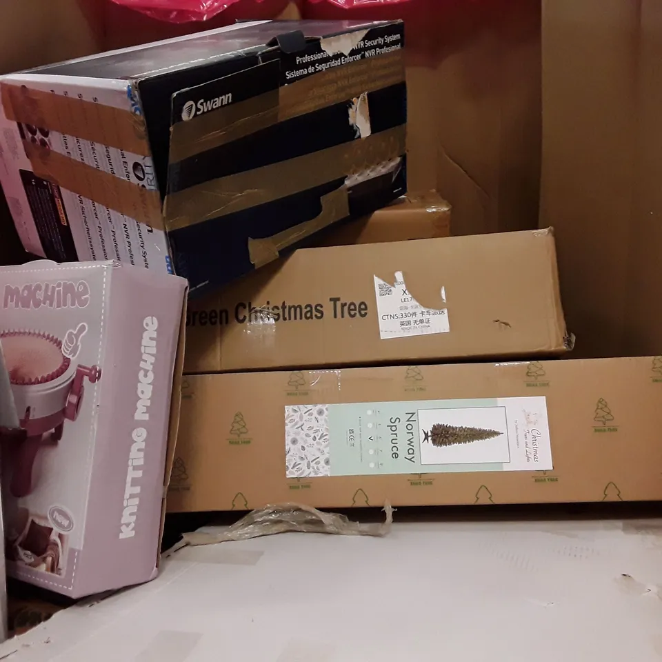 PALLET OF ASSORTED HOUSEHOLD ITEMS TO INCLUDE 220X260 13.5 TOG DUVET, OFFICE CHAIR AND XMAS TREES