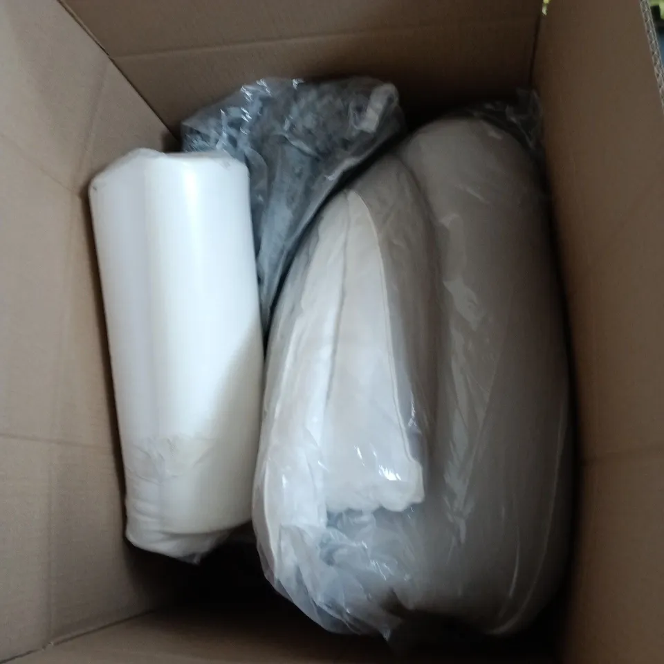 BOX CONTAINING A MIX OF APPROXIMATELY 8 ASSORTED HOUSEHOLD ITEMS INCLUDING BEDDING, WEIGHT, NOTTINGHAM FOREST BOTTLE ETC. 