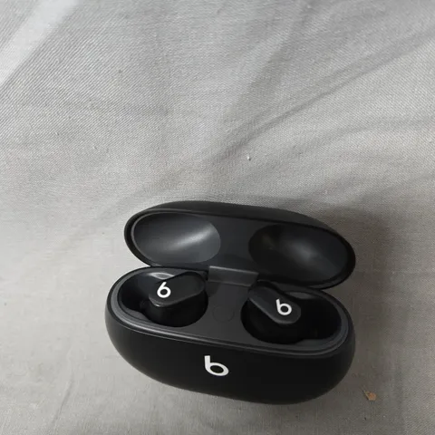 BEATS WIRELESS EARBUDS IN BLACK CHARGING CASE