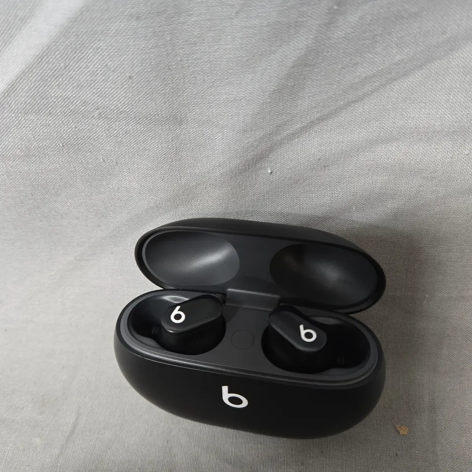 BEATS WIRELESS EARBUDS IN BLACK CHARGING CASE