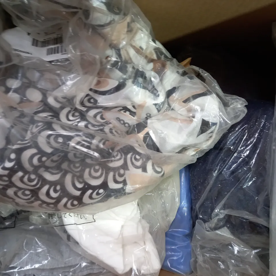 BOX OF APPROXIMATELY 15 ASSORTED CLOTHING AND FASHION ITEMS OF VARIOUS COLOURS AND STYLES TO INCLUDE JOULES, JOE BROWNS, RUTH LANGSFORD, ETC