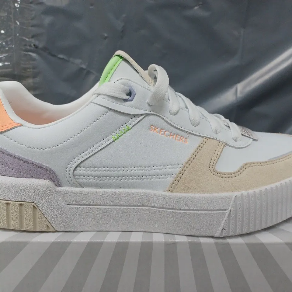 BOXED SKECHERS COURTCLASSIC TRAINERS IN WHITE - SIZE 5