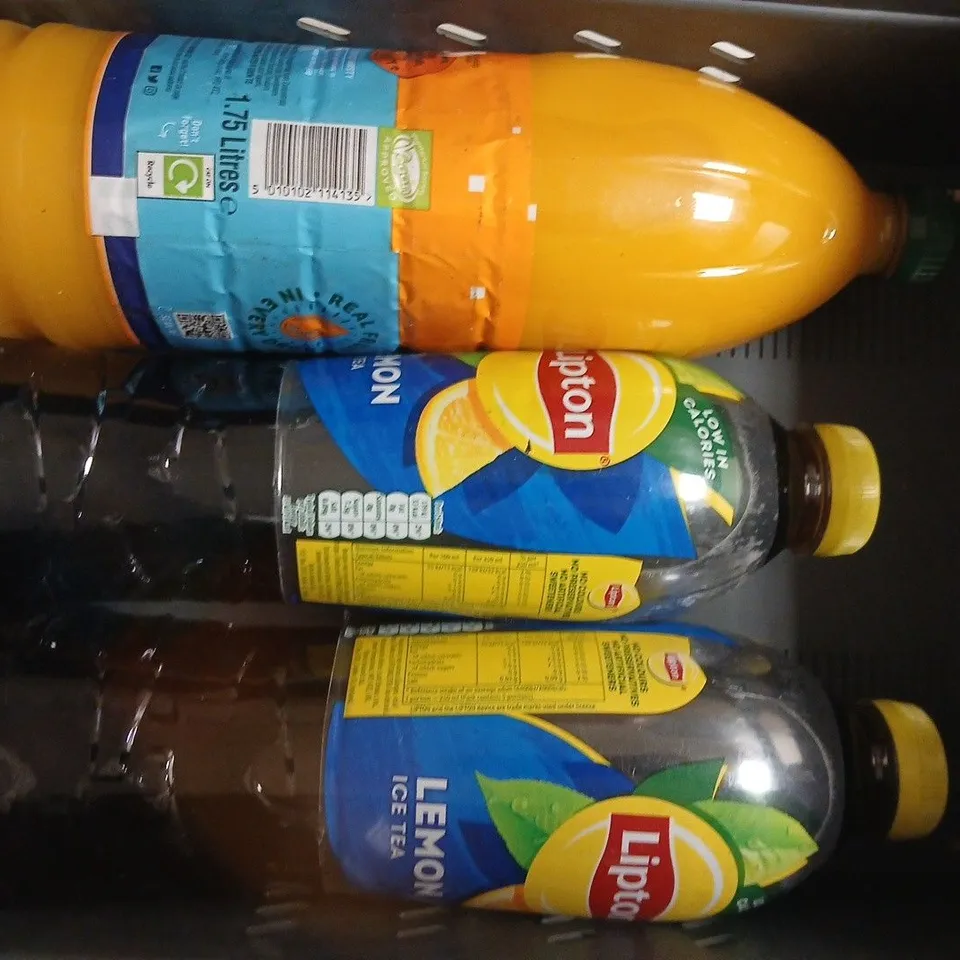 APPROXIMATELY 5 ASSORTED FOOD AND DRINK ITEMS TO INCLUDE POCARI SWEAT, SWEETBIRD, ETC