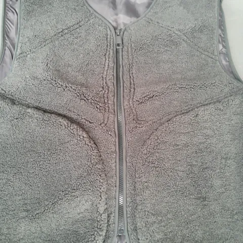 BOOHOO MAN TALL BOXY BORG POCKET DETAIL GILET IN SLATE SIZE MEDIUM